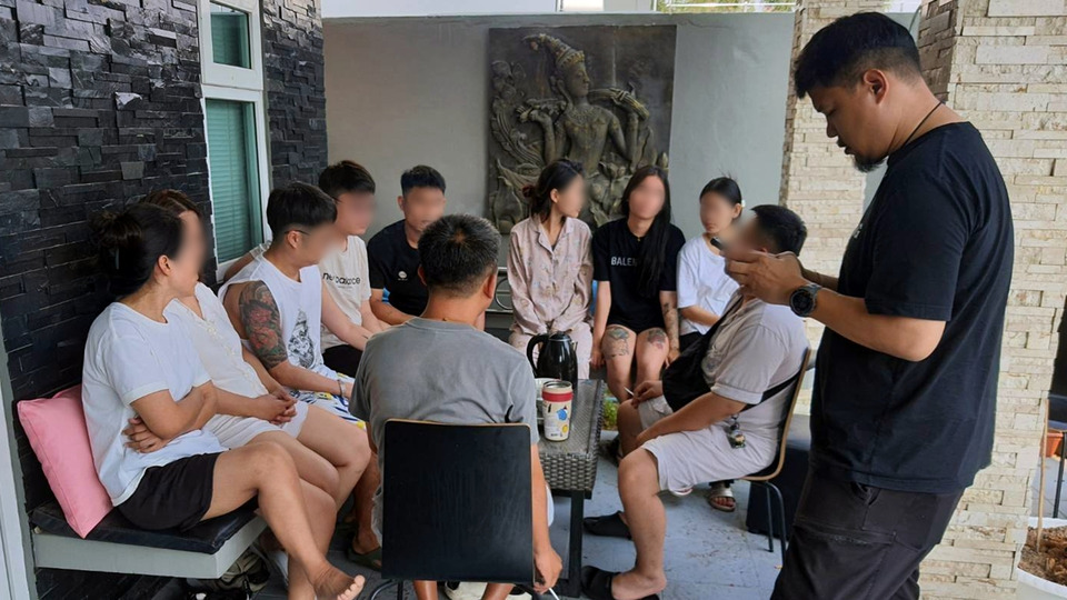 สตม.เปิดปฏิบัติการ “ขุดบ่อล่อปลา” รวบแก๊งคอลเซ็นเตอร์จีนข้ามชาติ 6 คน