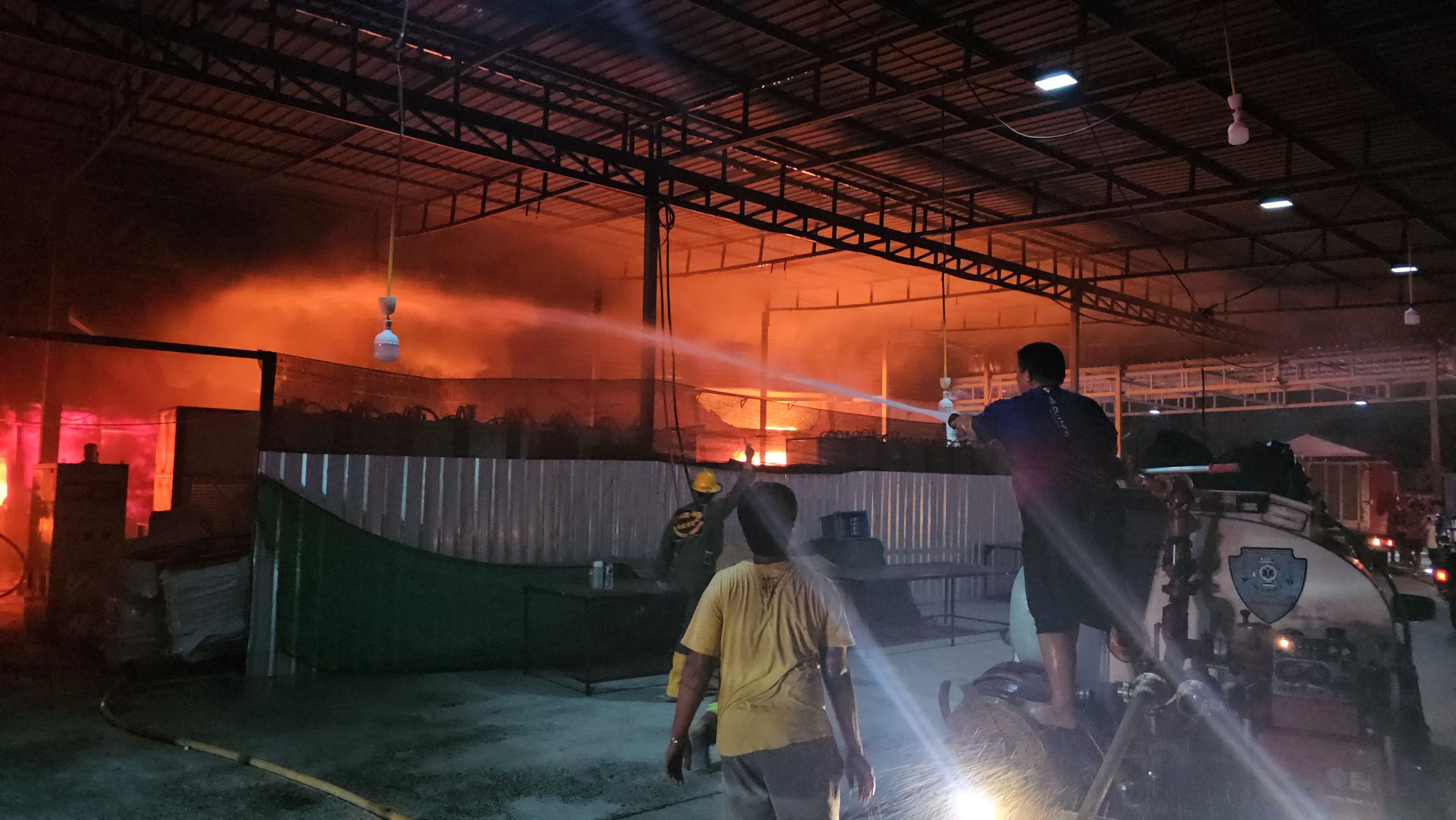 ไฟไหม้โกดังรองเท้านำเข้าประเทศจีน ย่านบางบอนวอดทั้งหลัง เก๋งอัลพาร์ดระเบิดเสียหาย 1 คัน คาดไฟฟ้าลัดวงจรคัตเอาท์