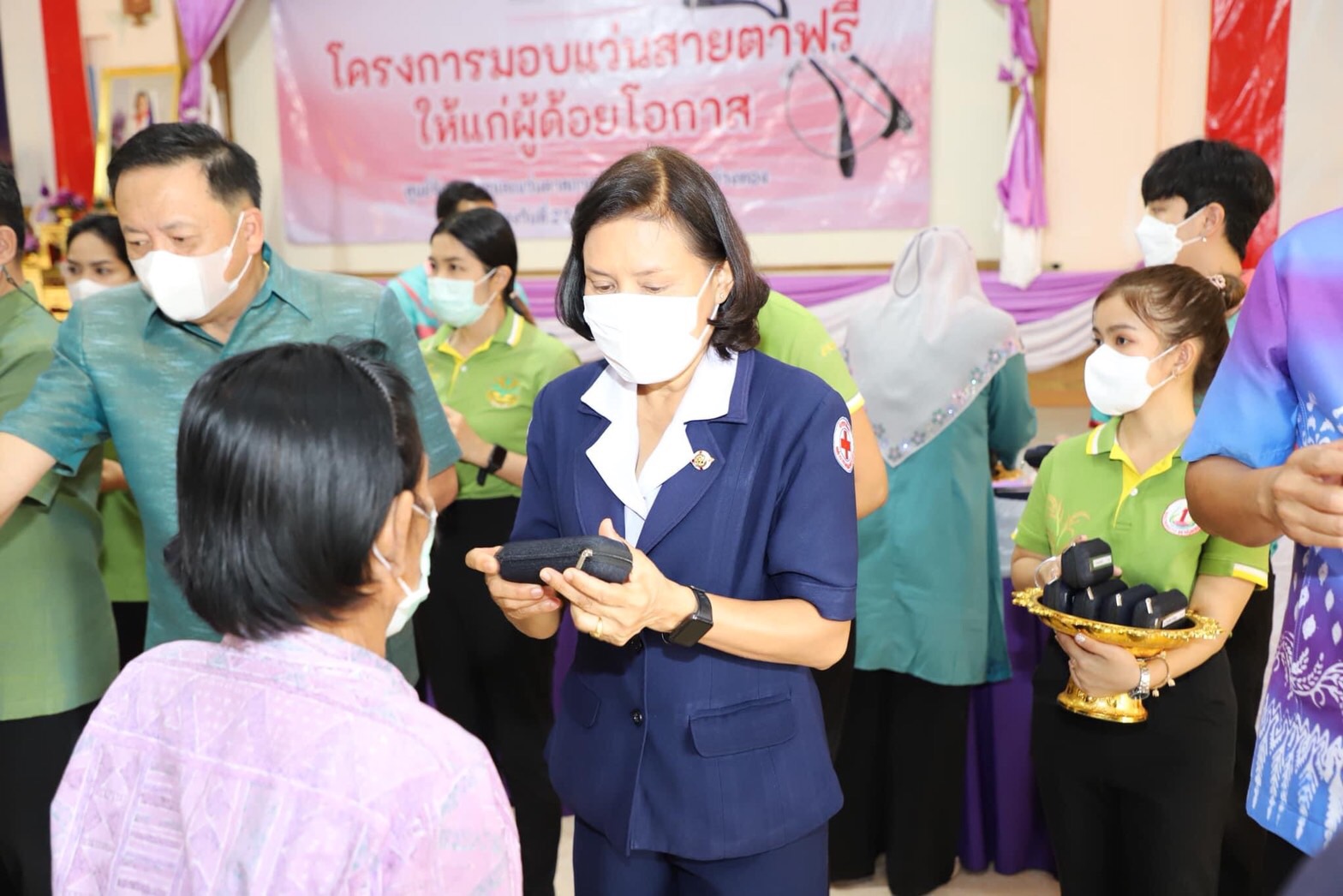 เหล่ากาชาดฯร่วมจังหวัดอ่างทอง มอบแว่นสายตาฟรีให้แก่ผู้ด้อยโอกาสในพื้นที่อำเภอโพธิ์ทอง 