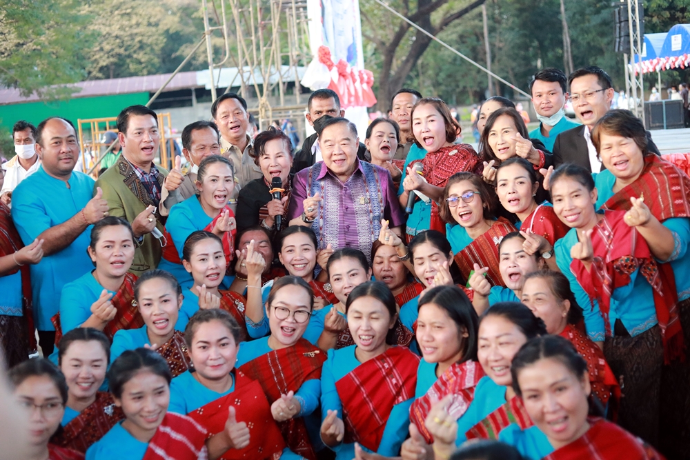"บิ๊กป้อม" เดินสายอ้อนชาวกาฬสินธุ์ ขอแรงเชียร์พรรคพลังประชารัฐ