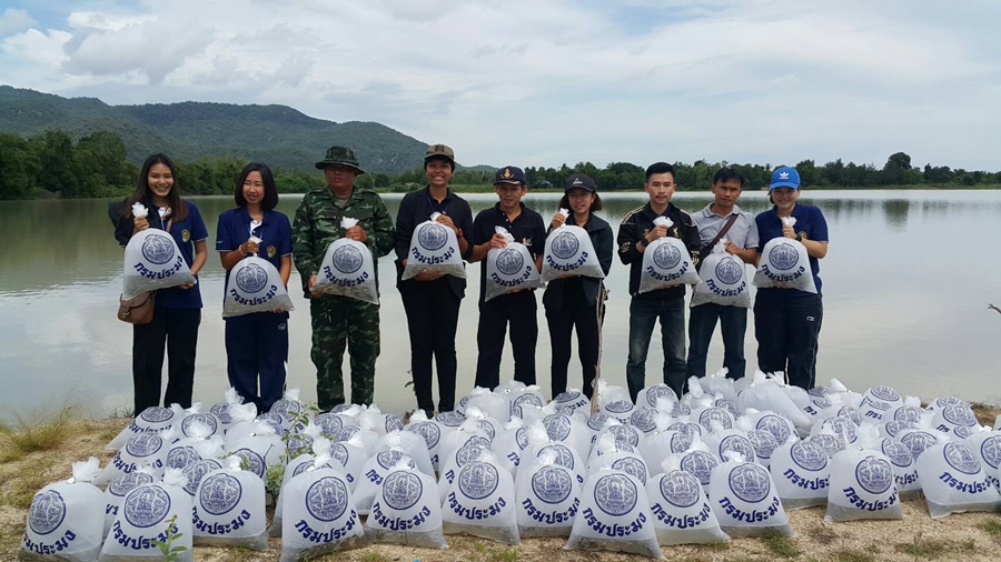 ศูนย์สาธิตสหกรณ์ฯหุบกะพง ปล่อยปลากว่า 1 แสนตัว รำลึกถึงในหลวง ร.9 ทรงพลิกฟื้นดินทรายแห้งแล้ง สู่แผ่นดินทอง มอบราษฎรทำการเกษตรอย่างยั่งยืน