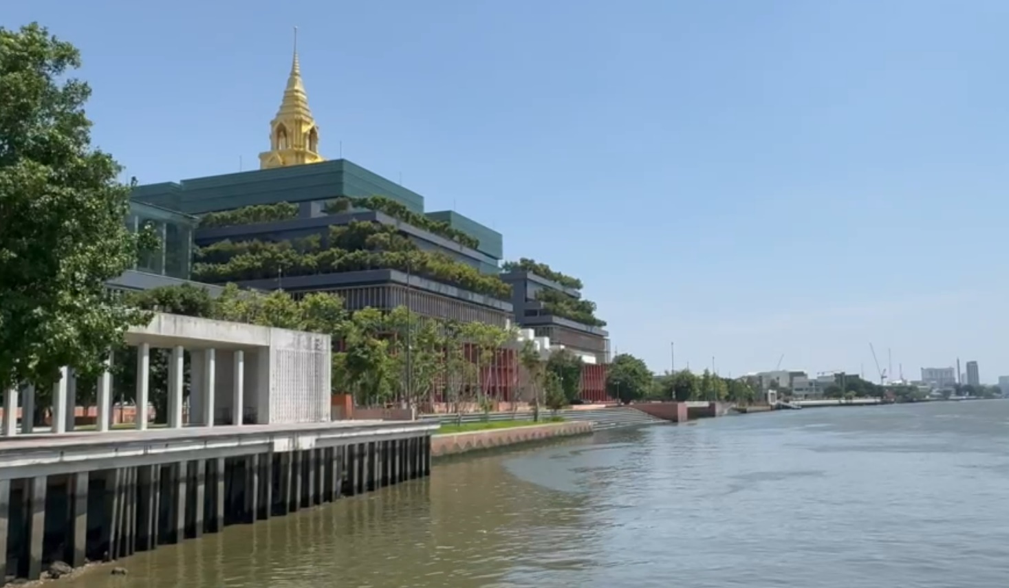"วิลาศ"ลงเรือสำรวจจุดเสาเขื่อนริมเจ้าพระยา หน้าอาคารรัฐสภา ชี้ก่อสร้างผิดสเปก