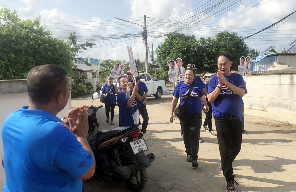 "ทิดเล็ก" สมชาติ คุณปลื้ม ผู้สมัคร สส.รทสช. ลุยชู "ลุงตู่ นายกฯ" ขอคะแนนเสียงชาวสัตหีบ