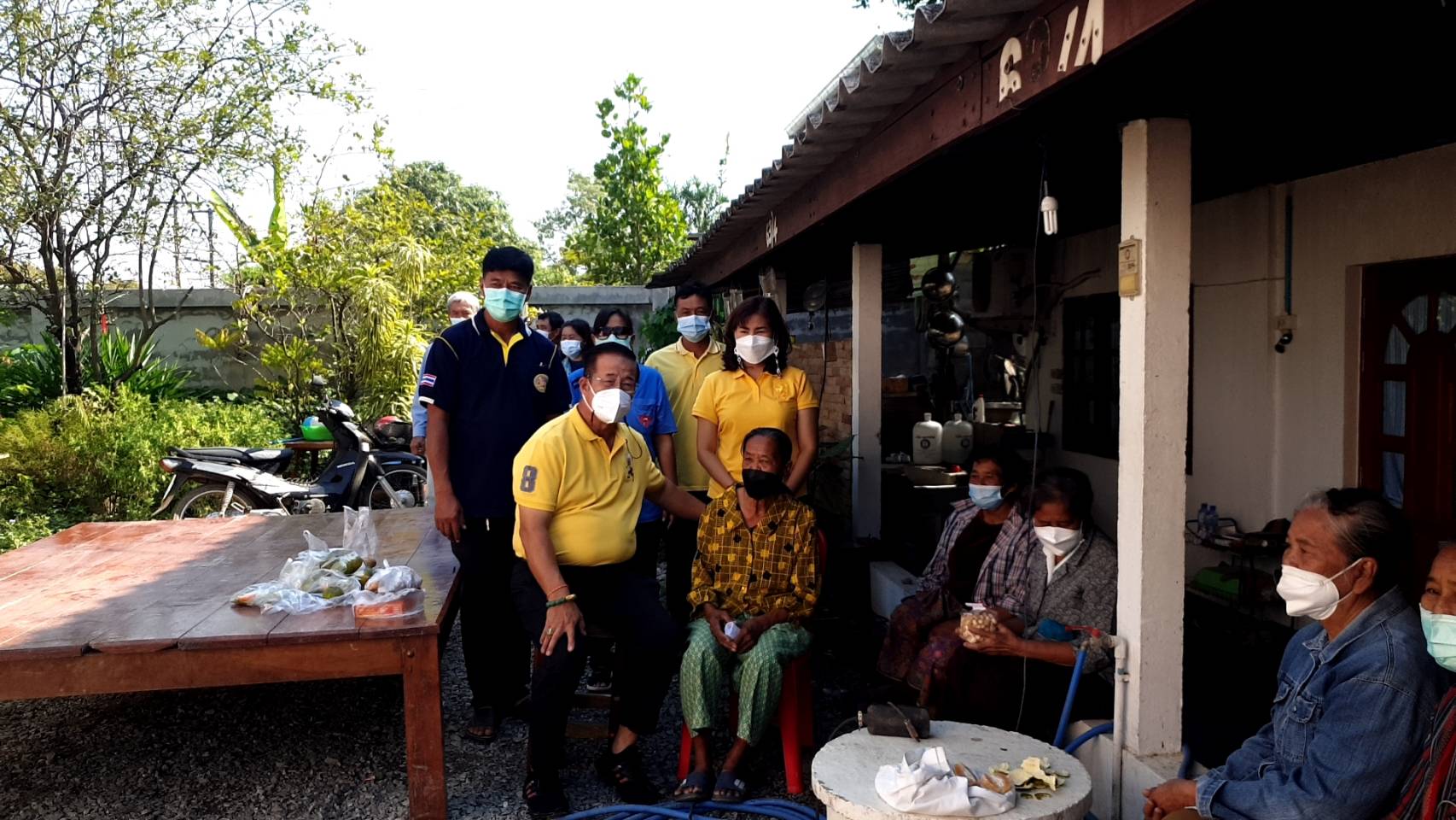 คนไทยไม่ทิ้งกัน ช่วยแม่เฒ่าไฟไหม้บ้านทั้งหลัง