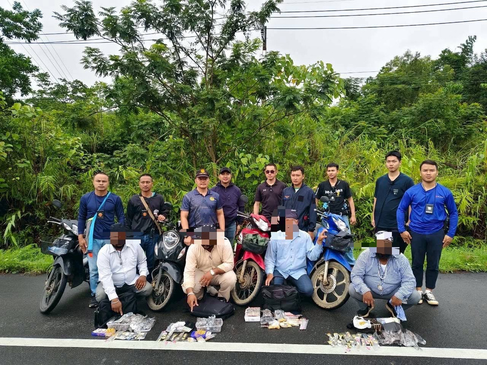 ตำรวจ-ตม.จันทบุรี รวบ 4 ชาวอินเดีย เร่ขายสินค้าในชุมชน แจ้งข้อหาทำงานผิดกฎหมาย