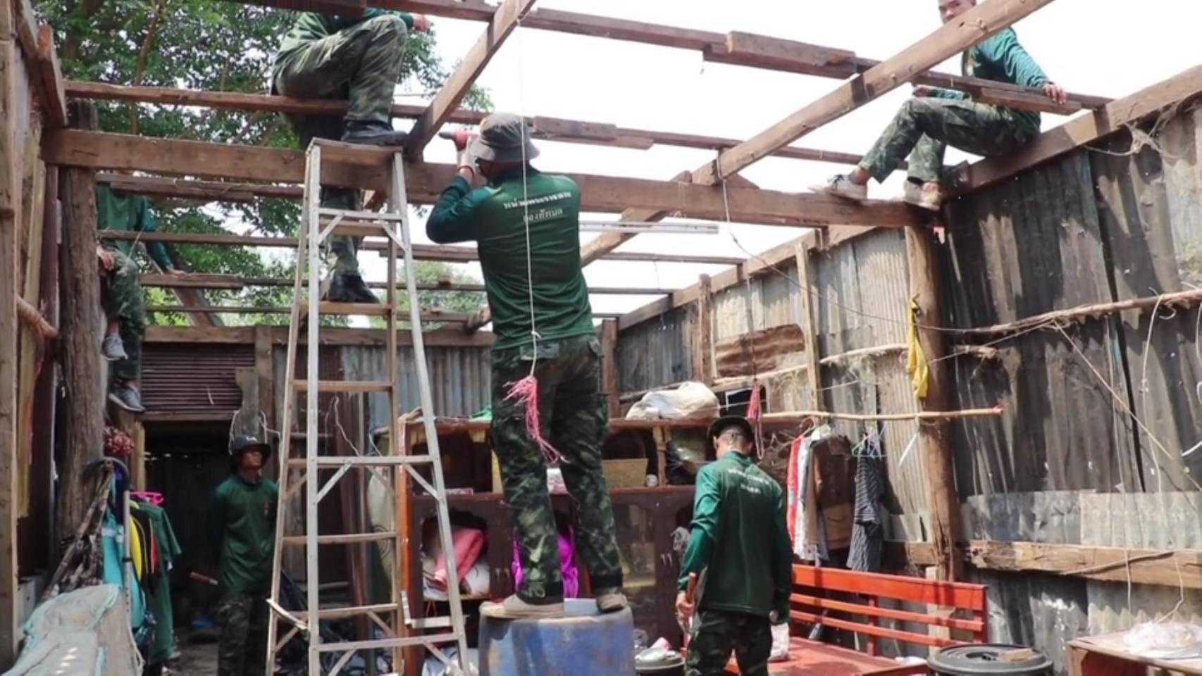 หน่วยบัญชาการสงครามพิเศษ สนับสนุนกำลังพลช่วยเหลือซ่อมแซมบ้านผู้ประสบเหตุวาตภัยในพื้นที่อย่างต่อเนื่อง