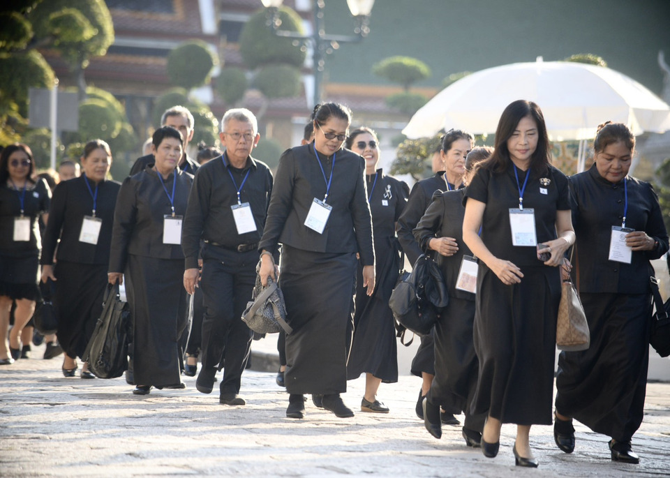 “พสกนิกร”ทั่วประเทศหลั่งไหลกราบถวายบังคมพระบรมศพ “สมเด็จพระพันปีหลวง” น้อมสำนึกในพระมหากรุณาธิคุณ