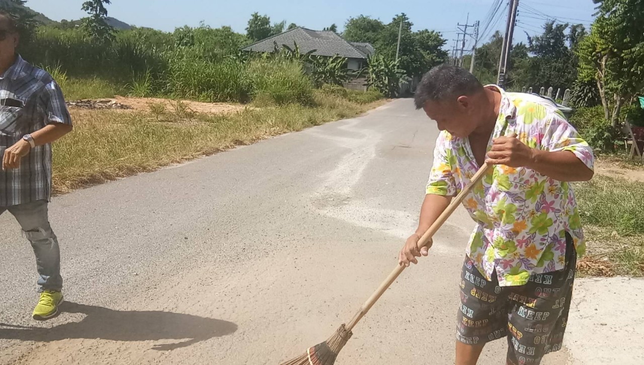 อดีตผู้ใหญ่บ้านร่วมตำรวจน้ำดีช่วยซ่อมทำถนนที่ชำรุดให้ชาวบ้าน     