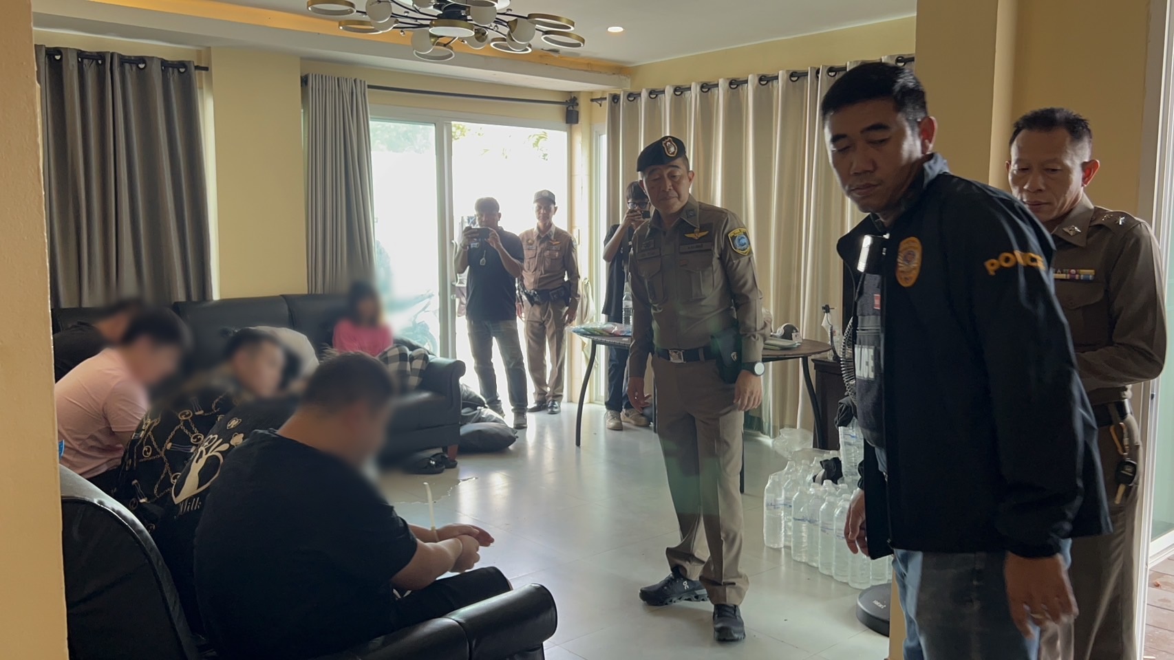 ตำรวจพัทยาบุกทลายฐาน ปล่อยเงินกู้นอกระบบ พนันออนไลน์ แก็งค์จีนคาพลูวิลล่า
