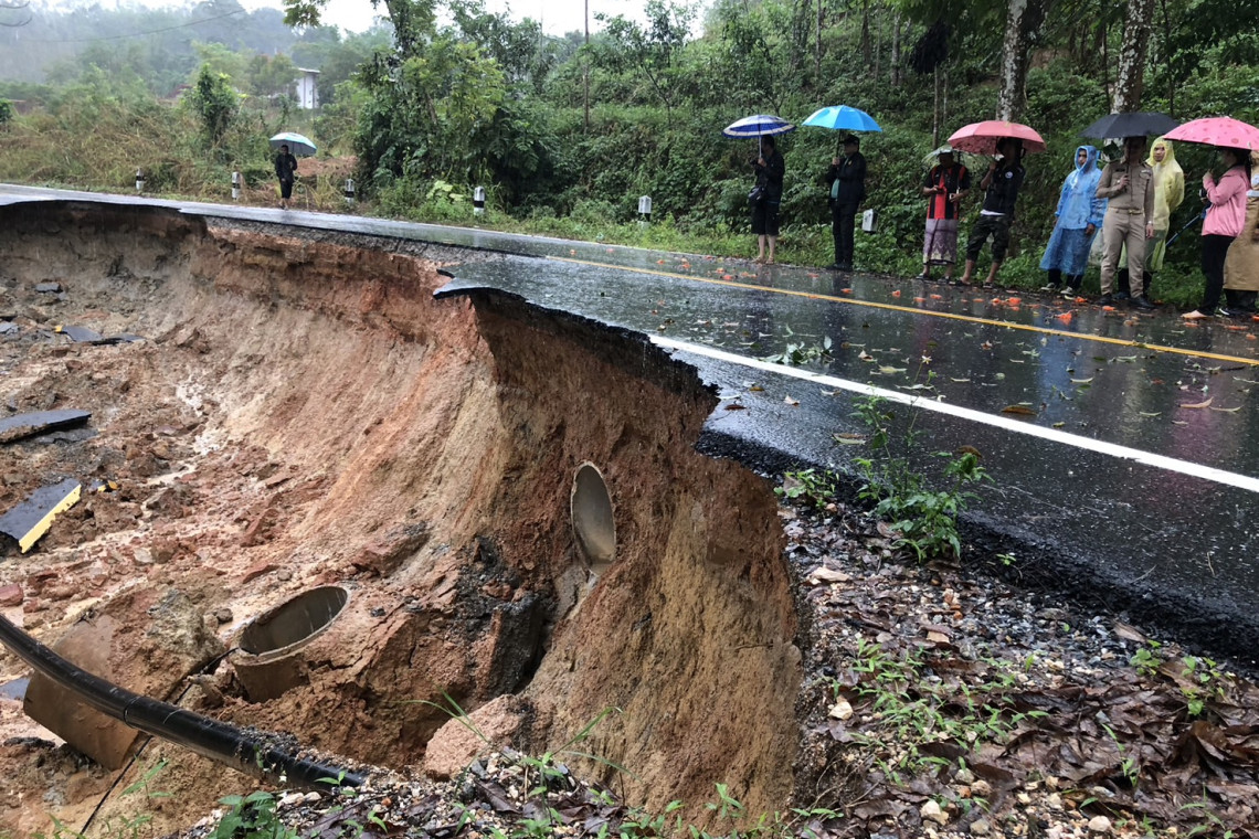 พายุฝนถล่มใต้อ่วม! ดินสไลด์-น้ำป่าทะลัก นรา-ยะลาจมบาดาล