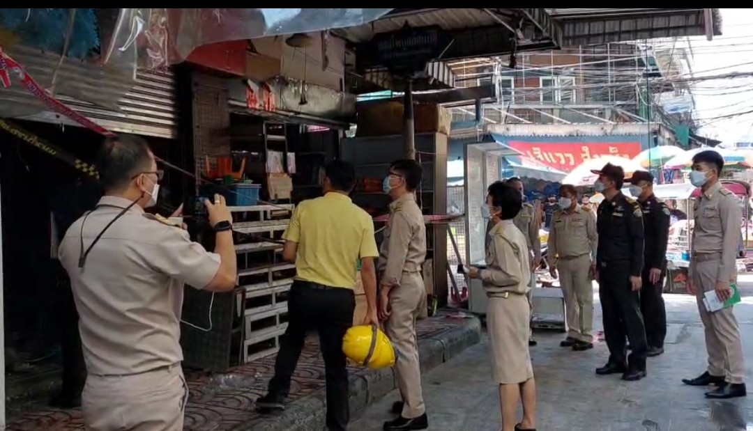 ผอ.เขตสัมพันธวงศ์ พร้อมเจ้าหน้าที่ลงพื้นที่ตรวจสอบอาคารเหตุเพลิงไหม้ ย่านเยาวราช