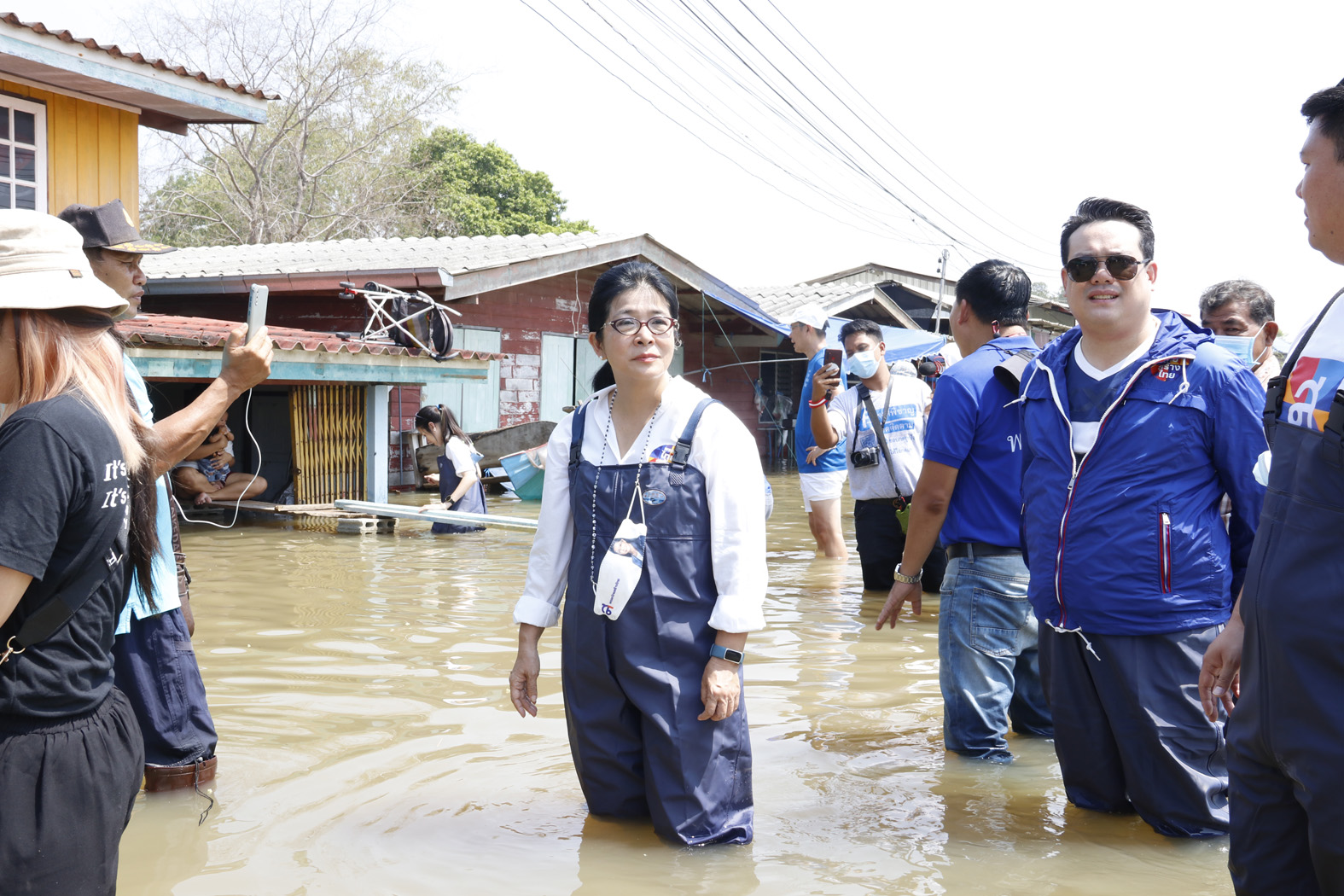 "คุณหญิงสุดารัตน์"ลงพื้นที่สุพรรณบุรีสะท้อนปัญหาน้ำท่วม วอนรัฐบาลเร่งเยียวยาภายใน1เดือน