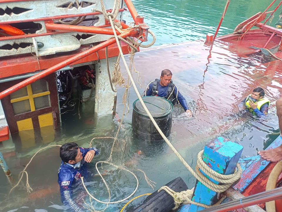 กู้สำเร็จ! “โชคกัญญา” เรือประมงอับปางกลางทะเลเกาะกูด หลังระดมทีมค้นหานานกว่า 2 วัน 