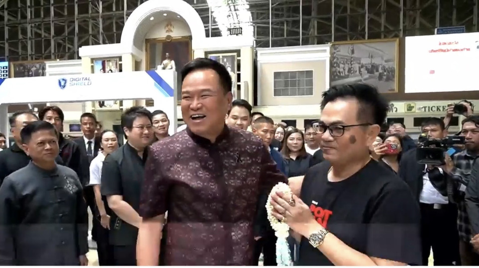 ”จนท.ไปรษณีย์ไทย“ ถือพวงมาลัยขอบคุณ “นายกฯ” หลังได้หัวใจใหม่ ในภารกิจหัวใจติดปีก “อนุทิน” บอก ขอให้รักษาสุขภาพ 