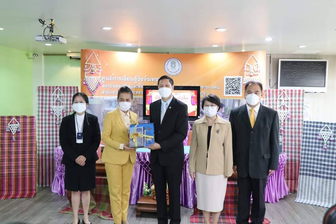 เสมา 3 รับมอบหนังสือเพื่อส่งเสริมการเรียนรู้วิทยาศาสตร์ โดยองค์การพิพิธภัณฑ์วิทยาศาสตร์แห่งชาติ (อพวช.) 