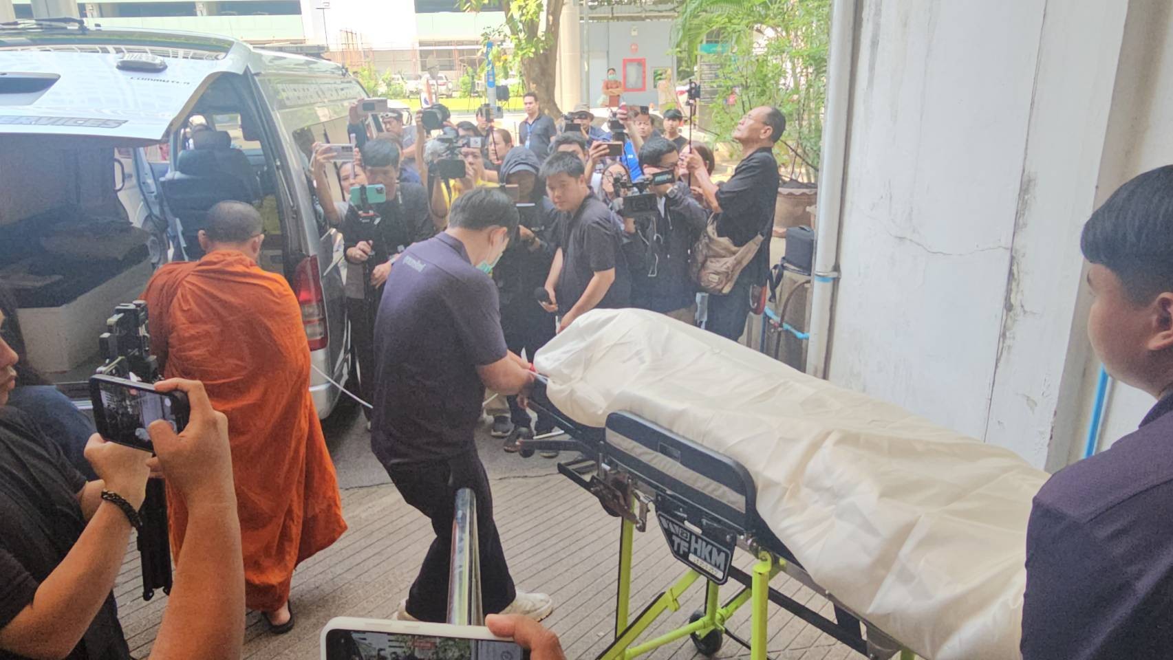 ญาตินำร่างอดีตผู้กำกับโจ้ ประกอบพิธีทางศาสนาที่วัดพระศรีมหาธาตุ