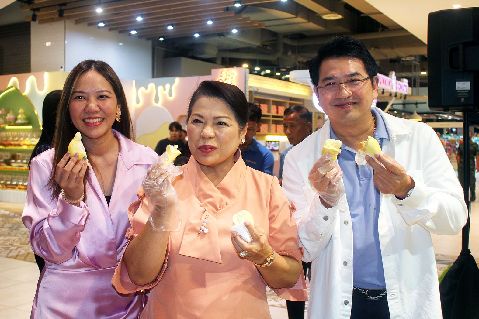 นทท.คึกคัก แห่ชิม “ทุเรียนป่าละอู” ในงาน “FRUIT&FRESH FAIR 2023” ที่ห้างบลูพอร์ต