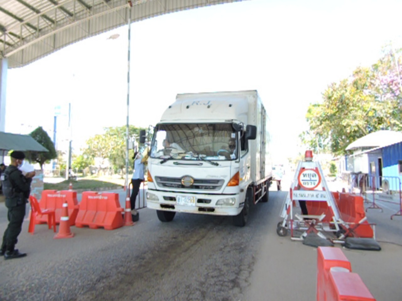 นราธิวาสสั่งห้ามเดินทางเข้าออกข้ามเขตจังหวัด​  หลังพบจำนวนผู้ป่วยเพิ่มพรวด