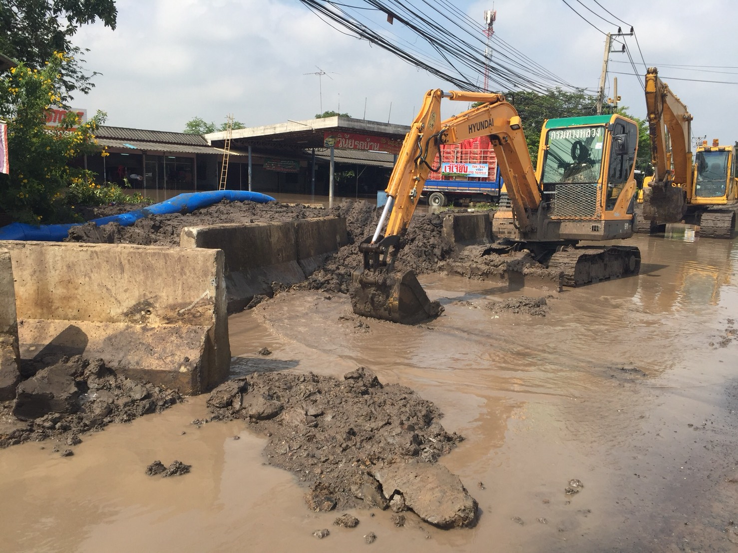 แขวงทางหลวงอ่างทอง เร่งล้างทำความสะอาดถนน หลังน้ำลดในพื้นที่แยกป่าโมก-สุพรรณบุรี