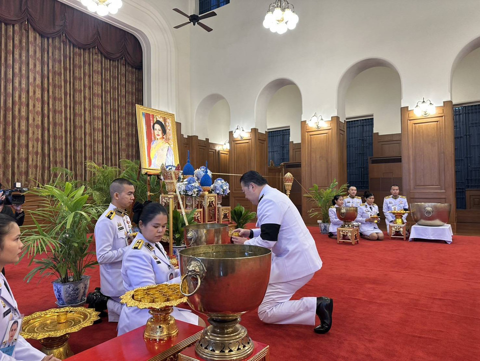 ด้วยความจงรักภักดี ! คณะบุคคล - ประชาชน เข้าถวายน้ำสรงพระบรมศพ ‘พระพันปีหลวง’ เบื้องหน้าพระฉายาลักษณ์ ส่งเสด็จสู่สวรรคาลัย