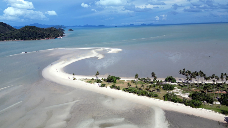 เกาะยาวคึกคัก! นักท่องเที่ยวแห่เช็กอิน “แหลมหาด” มัลดีฟส์เมืองไทย ติดอันดับโลก