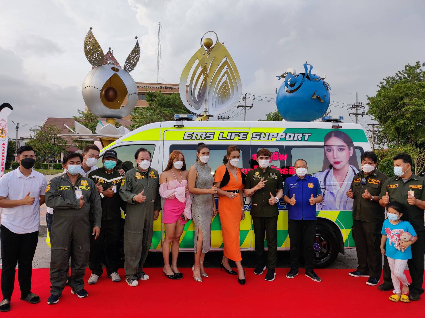 'แอนนา'พร้อมเพื่อนมอบรถตู้กู้ชีพ 'แตงโม' ให้ร่วมกตัญญูช่วยเหลือปชช.