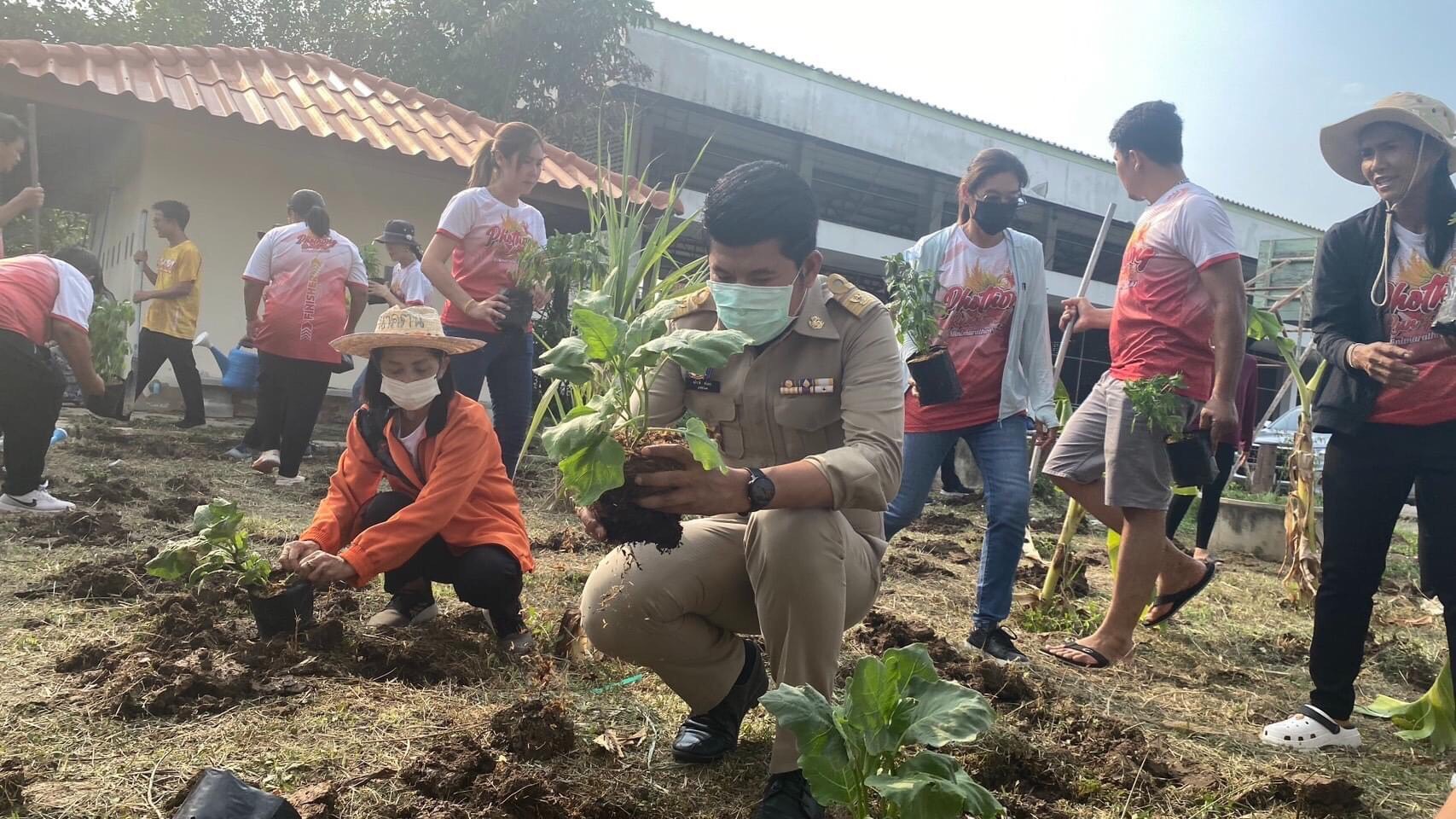 นายอำเภอโพธิ์ทองร่วมกับโรงเรียนและสตรีตำบลทางพระ “สร้างครัวชุมชนเพื่ออาหารกลางวันนักเรียน”