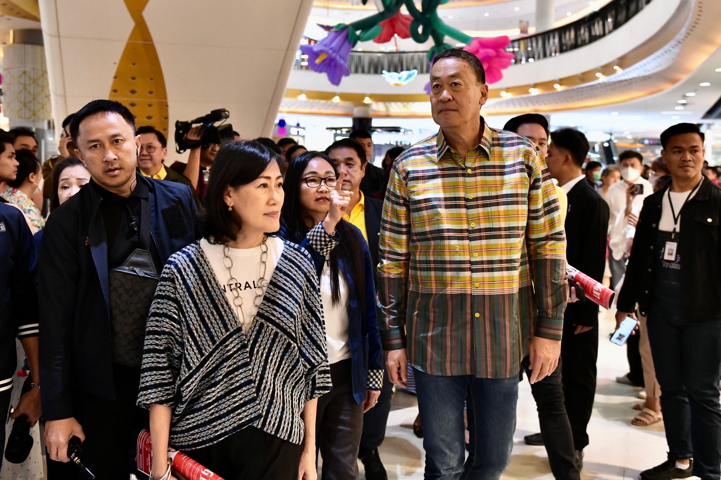 "เศรษฐา" สวมเสื้อลายผ้าขาวม้า เดินเซ็นทรัลเชียงใหม่ ชมงาน "ฮักไทย เสน่ห์วิถีไทยสไตล์ใหม่ฯ" ร่วมโปรโมทผลิตภัณฑ์จากชุมชน