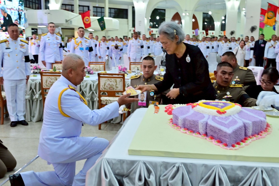 "ผบ.ทบ." นำ "ขรก.-นักเรียนนายร้อย จปร." ถวายพระพร "ทูลกระหม่อมอาจารย์" เนื่องในวันคล้ายวันพระราชสมภพ