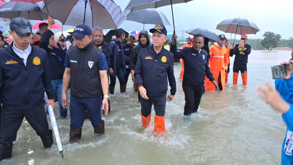 “พิพัฒน์”ลุยน้ำท่วม ให้กำลังใจผู้ประสบภัยน้ำท่วมพื้นที่พัทลุง พร้อมสั่งเร่งช่วยเหลือประชาชนให้เร็วที่สุด