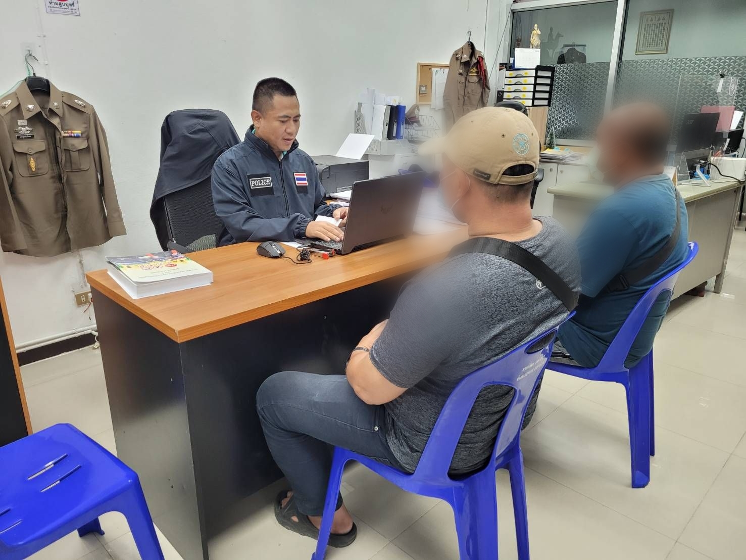 บุรีรัมย์ 2 คนขับรถตู้ จอดขวางกลางสี่แยก พบ ตร.รับทราบข้อกล่าวหา-ปรับ แล้ว