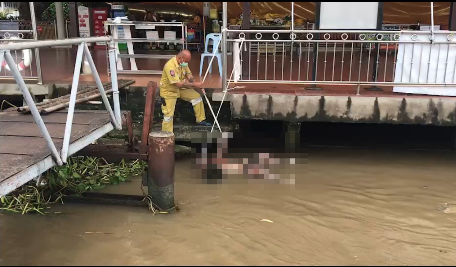 ผงะ! พบศพชายนิรนามต่างชาติลอยเจ้าพระยา ติดท้องเรือพยาบาลโรงเเรมชื่อดัง