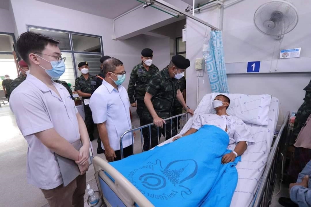มทภ.4 เยี่ยมกำลังพลได้รับบาดเจ็บ จากเหตุคนร้ายลอบวาบึ้มชุดรักษาความปลอดภัยเส้นทางรถไฟ 