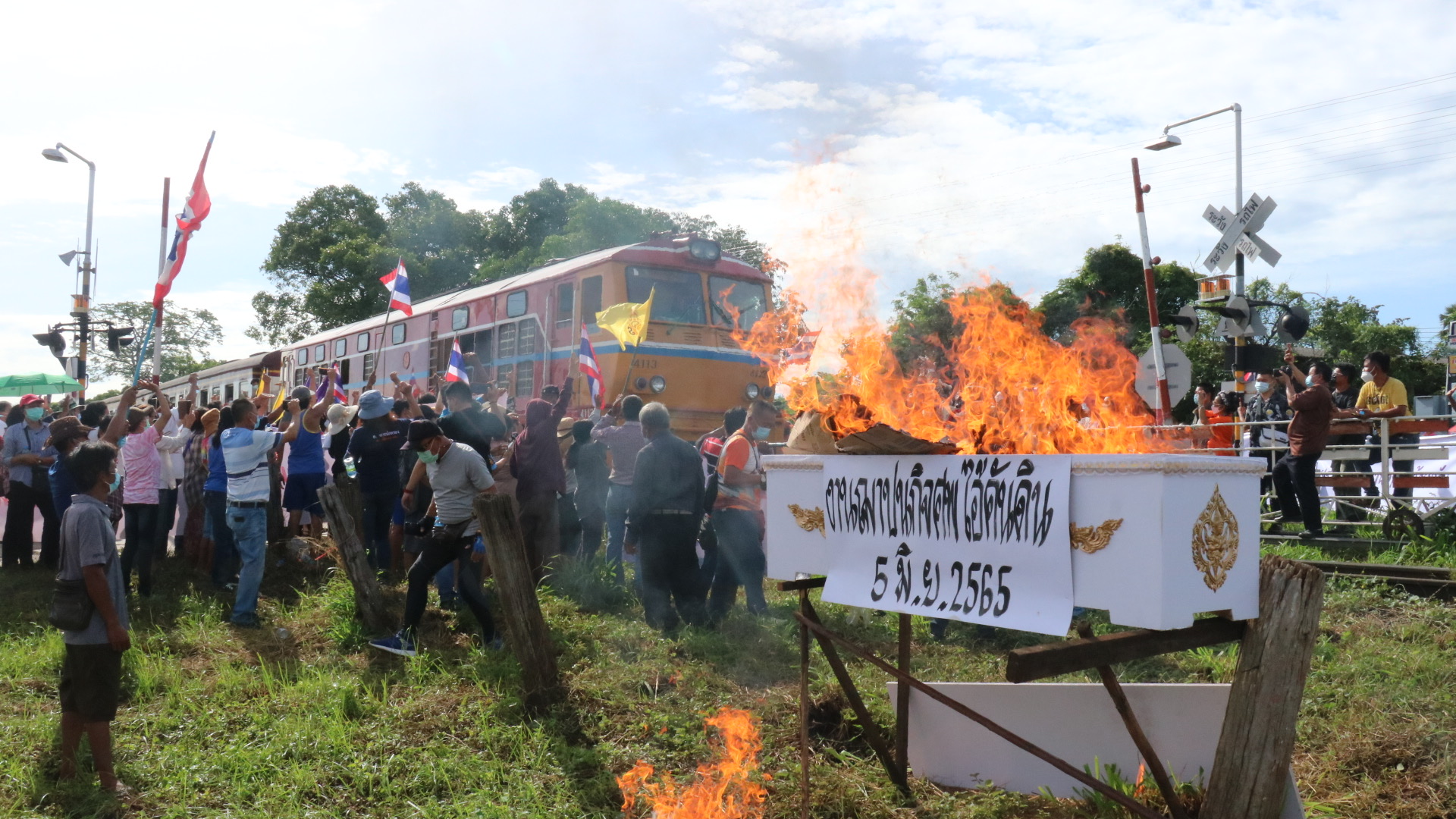 ป่วนโคราช! ม็อบราษฎร 3 ตำบล "เผาโรงศพ-หยุดขบวนรถไฟ" จี้ "รฟท." ปรับรูปแบบรถไฟความเร็วสูง "ไทย-จีน" ไม่เอาคันดิน