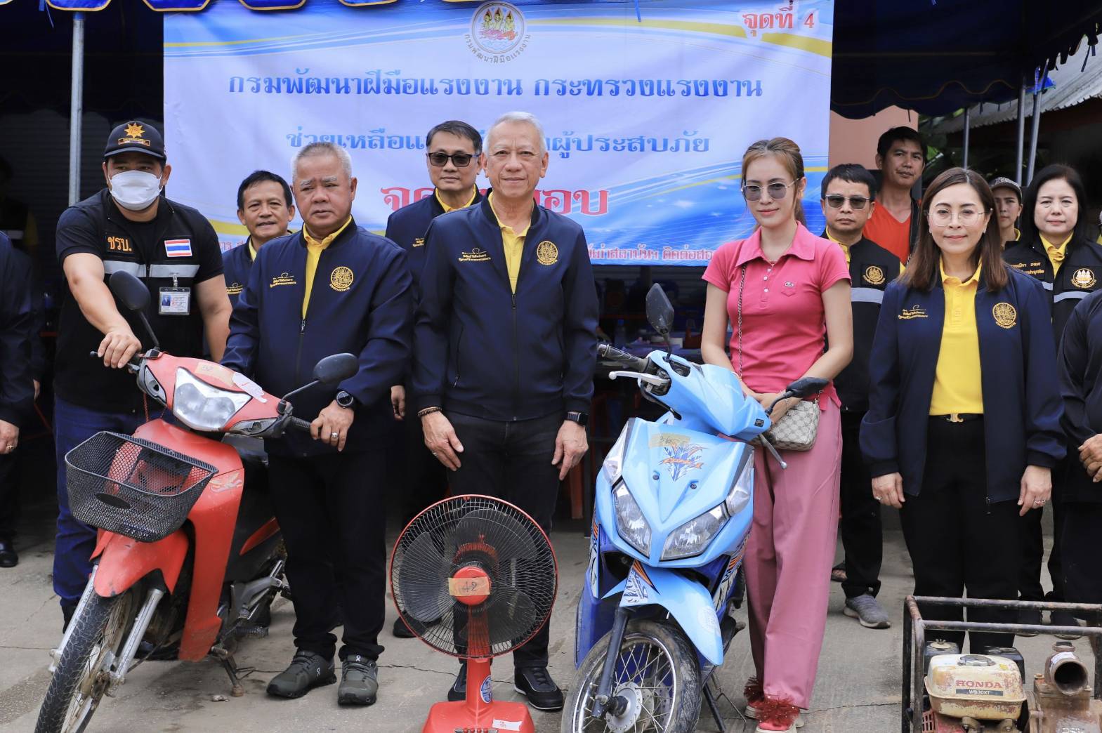 "พิพัฒน์" นำทีม ก.แรงงาน ลุยน้ำท่วมช่วยชาวบ้านต่อเนื่อง จ.เชียงราย พร้อมตั้ง 5 ศูนย์ รับซ่อมบ้าน-ระบบไฟฟ้าฟรี 