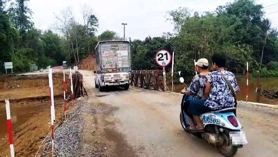เร่งซ่อมสะพานแม่ลาน้อย ตอม่อทรุดน้ำป่า คาดรถใหญ่ผ่านได้เย็นนี้