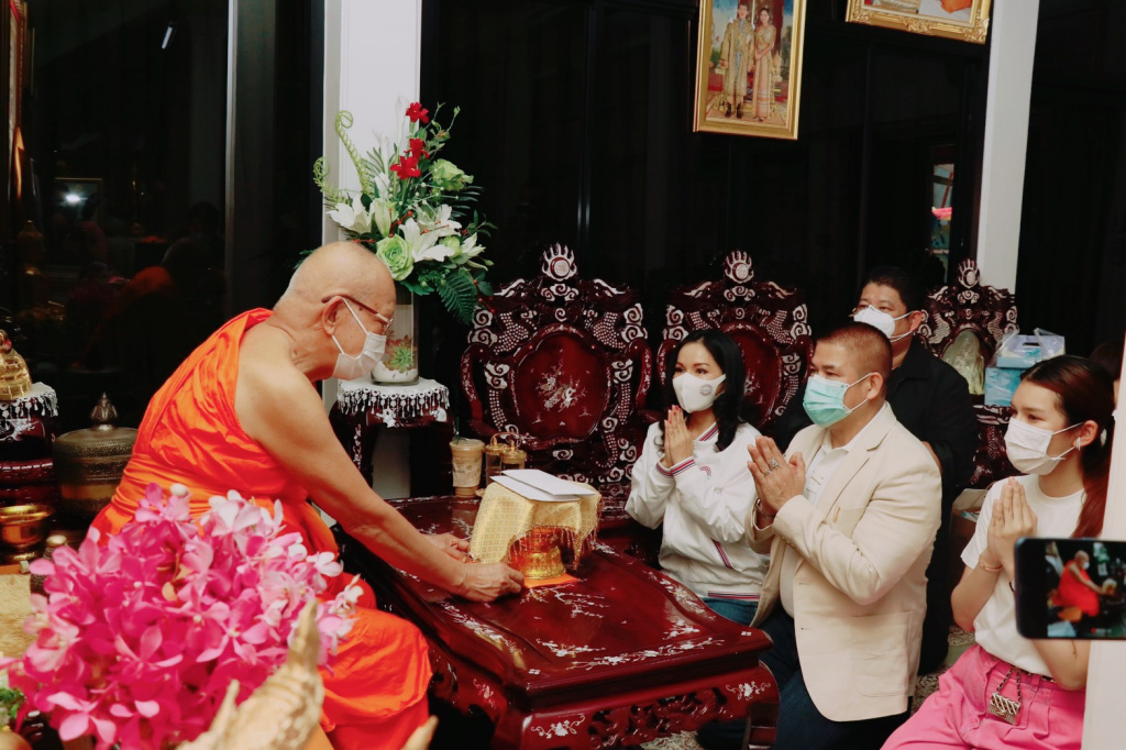"ธรรมนัส" ควง "นฤมล" ทำบุญโรงทาน วัดอรุณฯ รวมใจฝ่าวิกฤตโควิด