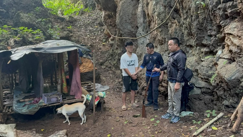 บุกซ้ำ “ถ้ำหินดงมะตื๋น” ทีมหมาป่าราตรีทลายจุดมั่วสุม จับ 5 ผู้ต้องหา ยึดยาบ้า–เฮโรอีน พร้อมปืนประดิษฐ์ 