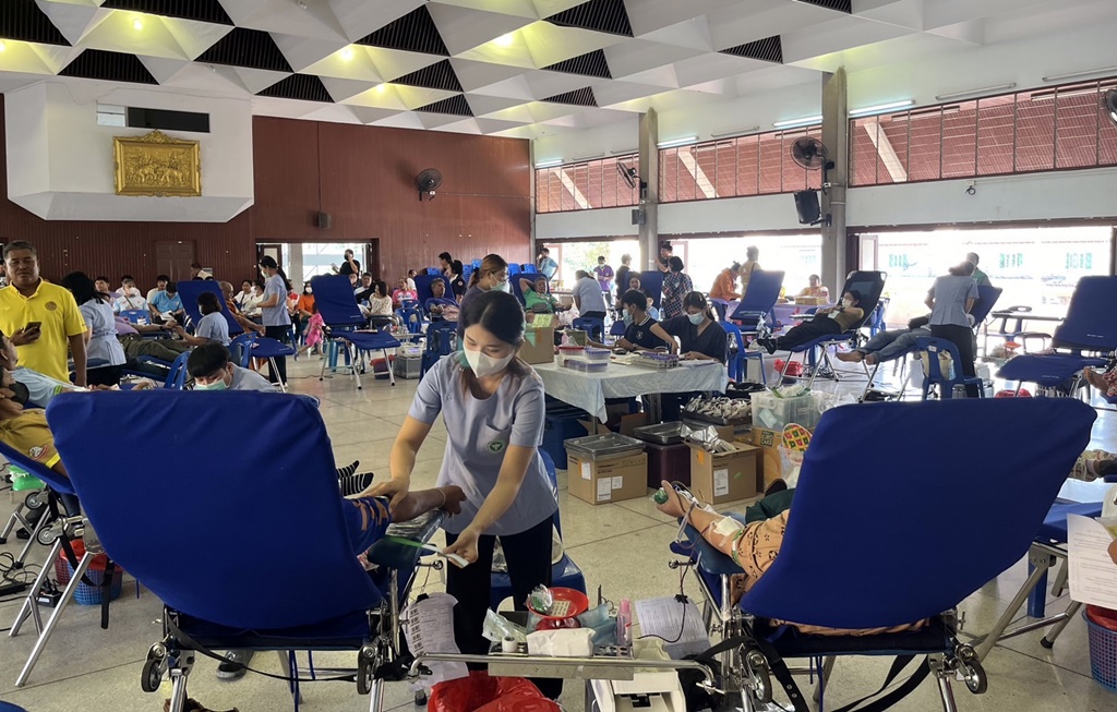 ชาวสุพรรณบุรี ร่วมแห่บริจาคโลหิตให้กาชาด เพื่อต่อชีวิตให้เพื่อนมนุษย์