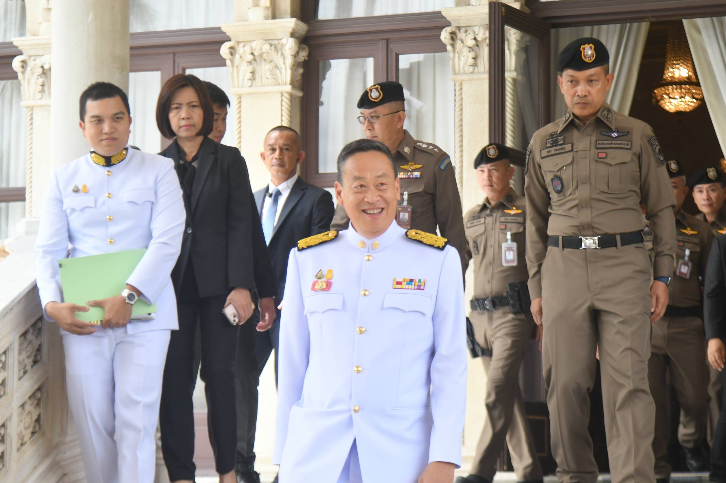 “เศรษฐา” ยิ้มอารมณ์ดี นั่งเลกซัสส่วนตัว ป้ายแดง เข้าทำเนียบฯ 