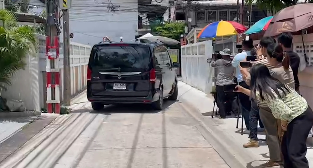 "บ้านจันทร์ส่องหล้า" ขยับ !  มีรถเข้า -ออกต่อเนื่อง  หลัง "อสส." สั่งฟ้อง "ทักษิณ"  อดีตนายทหารคนติดตาม ถือสูท ซ้อนมอเตอร์ไซค์เข้าบ้าน