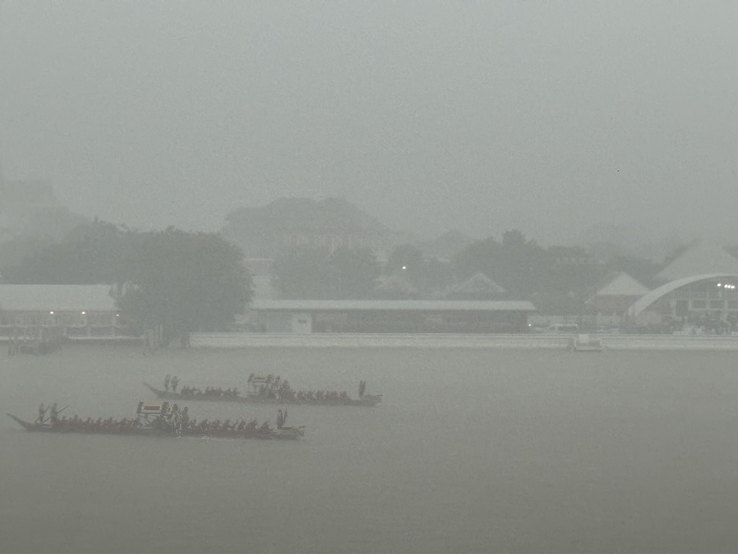 กองทัพเรือ แถลง ขออภัย  ยุติ การซ้อมใหญ่ ขบวนพยุหยาตราทางชลมารค กลางครัน 