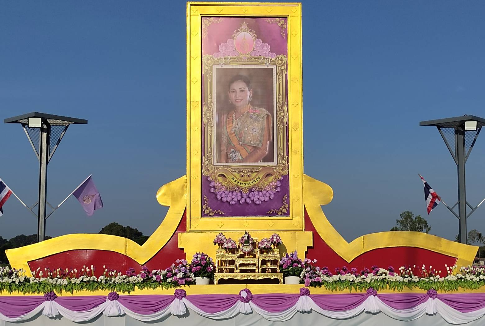 จังหวัดชัยนาท   ผวจ.ชัยนาทพร้อมด้วยนายกเหล่ากาชาดและหัวหน้าส่วนราชการจังหวัดชัยนาท ร่วมพิธีทำบุญตักบาตรถวายเป็นพระราชกุศล