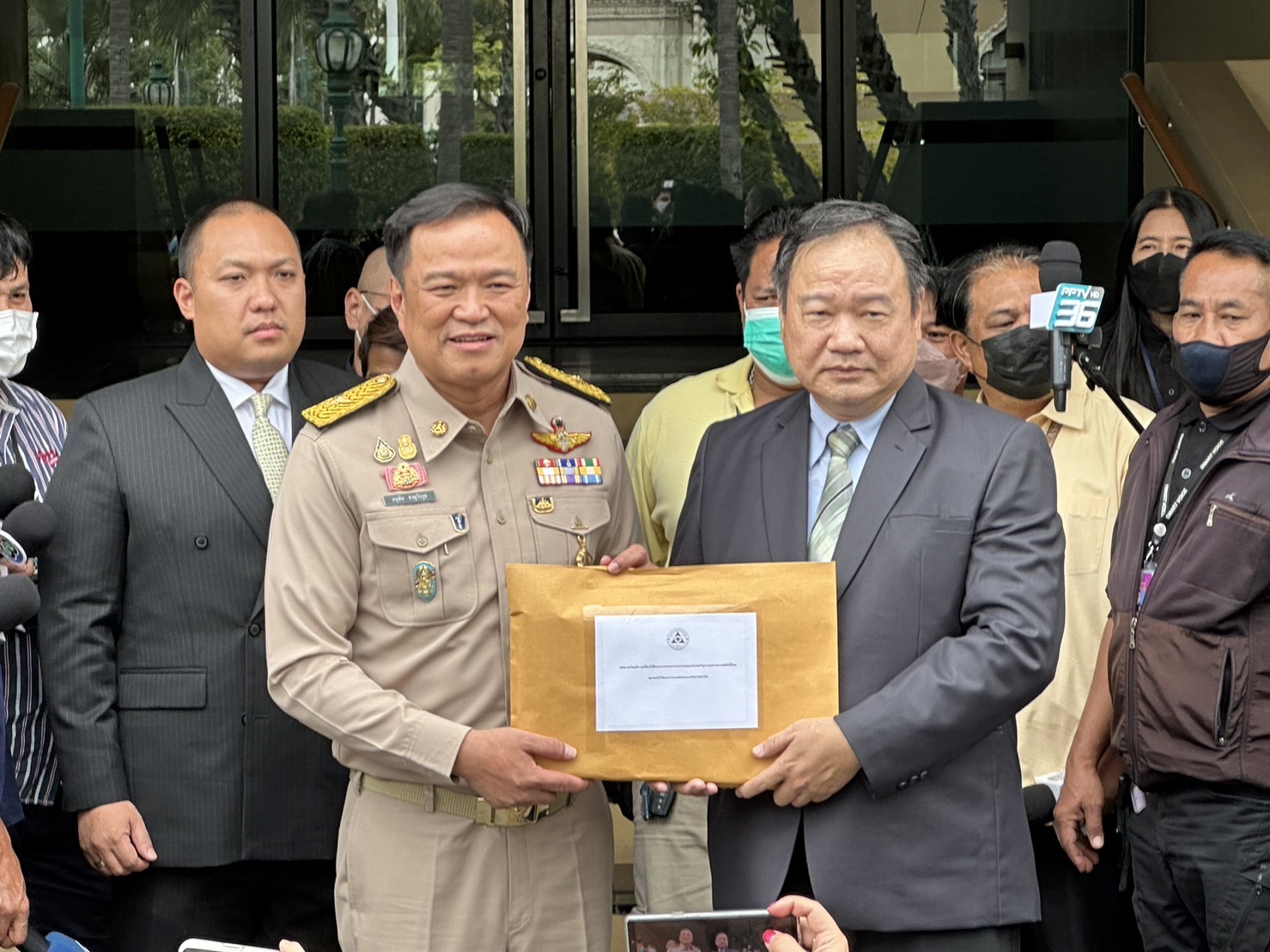 "อนุทิน" รับ 5 พันรายชื่อ หนุนเดินหน้ากัญชาทางการแพทย์ ชี้ ป.ป.ส. ดึงกลับเป็นยาเสพติดไม่ได้ เปรียบ "ถ่มน้ำลายรดฟ้า" 
