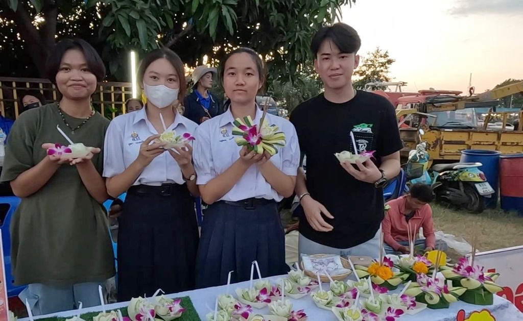 ควันหลงลอยกระทงบุรีรัมย์ "ไอเดียรักษ์โลก" นักเรียนทำกระทงจากใบตาลขาย หารายได้พิเศษ