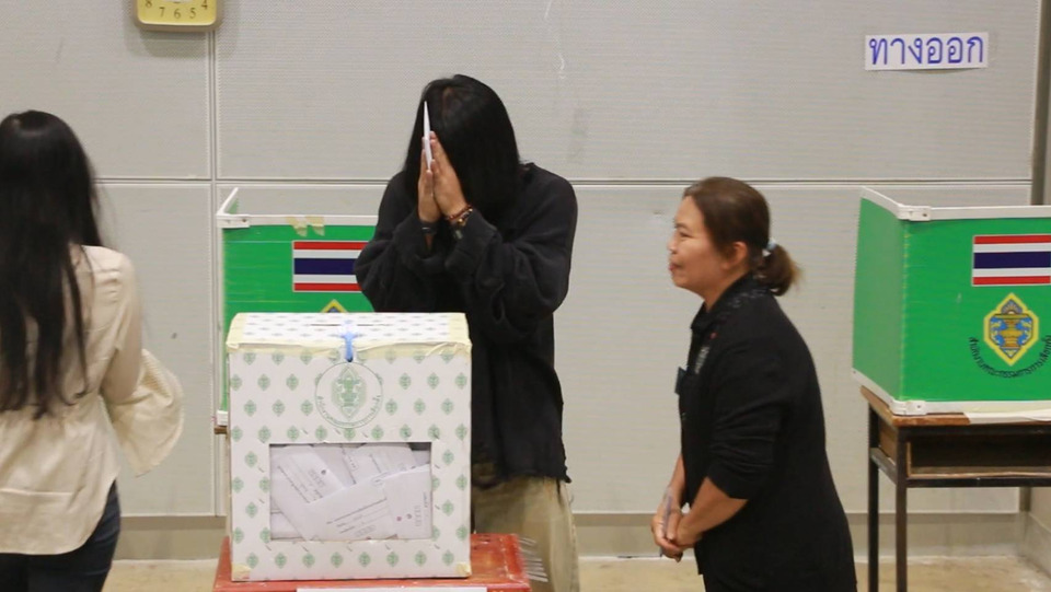 “ต้องเต” ผู้กำกับสัปเหร่อ ยกมือขอพรก่อนหย่อนหีบ ชี้คนรุ่นใหม่ตื่นตัวเลือกตั้งล่วงหน้าคึกคัก