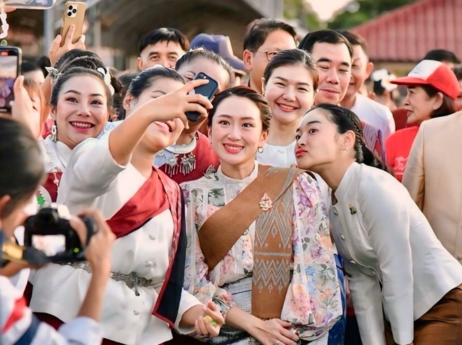 "นายกฯอิงค์"สวมผ้าไทยงานบั้งไฟพญานาคโลก หนองคาย