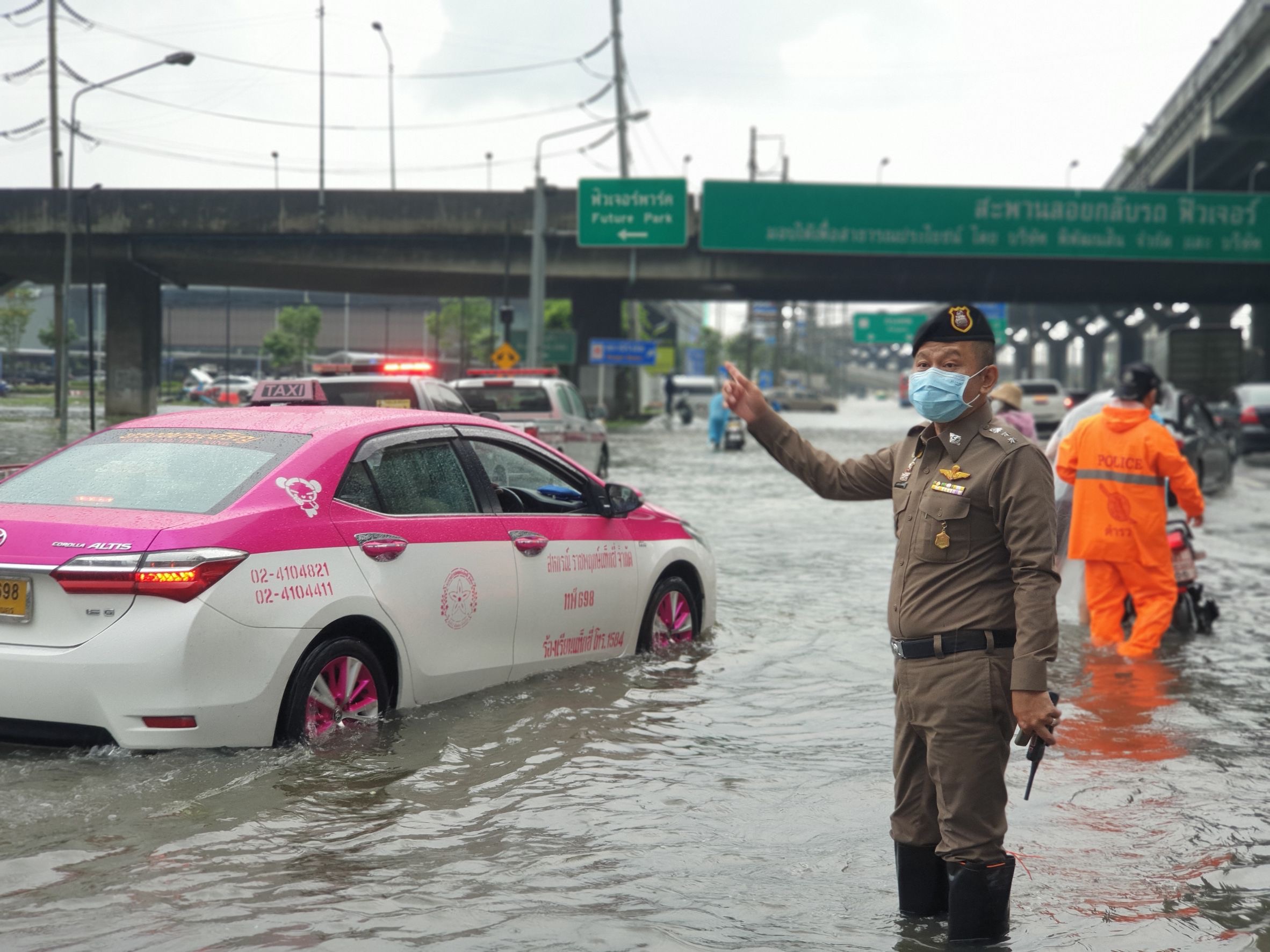 ปทุมธานี ผกก.สภ.ประตูน้ำจุฬาฯ-คลองหลวง ลุยอำนวยการจราจรให้ปชช.ประสบภัยน้ำท่วม