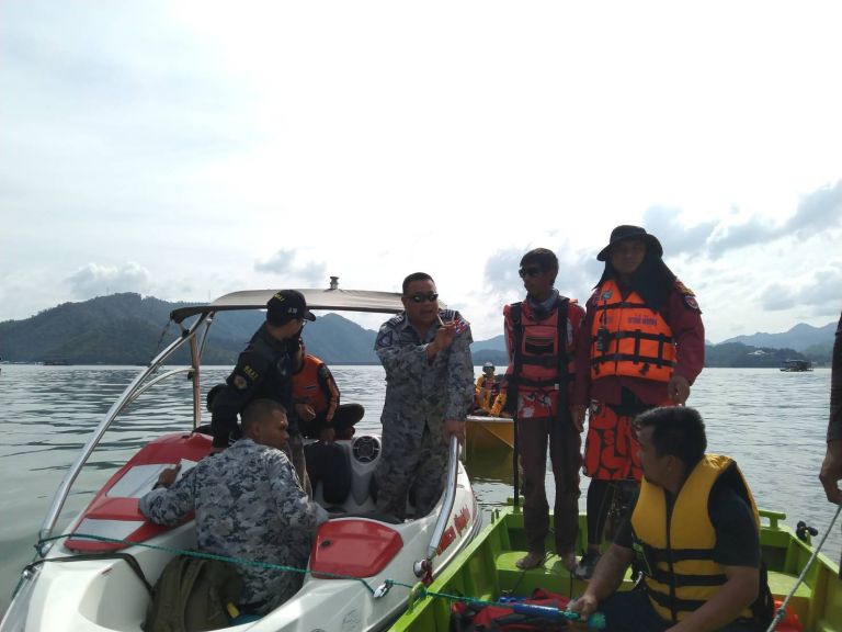 ทัพเรือส่งทีมนักประดาน้ำกู้ร่างน้องมาวินจมใต้เขื่อน