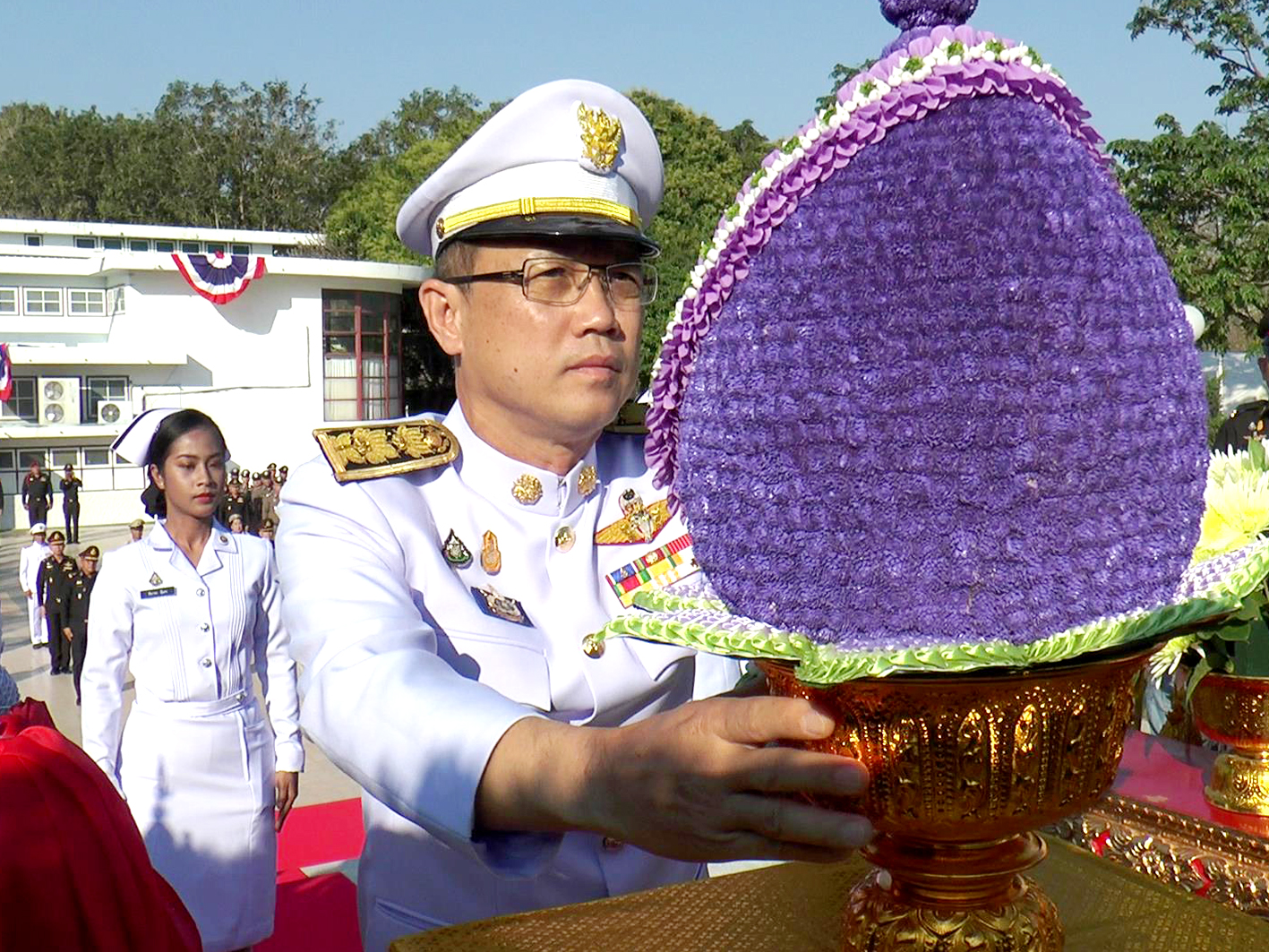   ผู้ว่าฯลพบุรี ประกอบพิธีอัญเชิญเครื่องราชสักการะพานพุ่มพระราชทาน ถวายเบื้องหน้าพระบรมราชานุสาวรีย์ พระบาทสมเด็จพระปรเมนทรมหาอานันทมหิดล